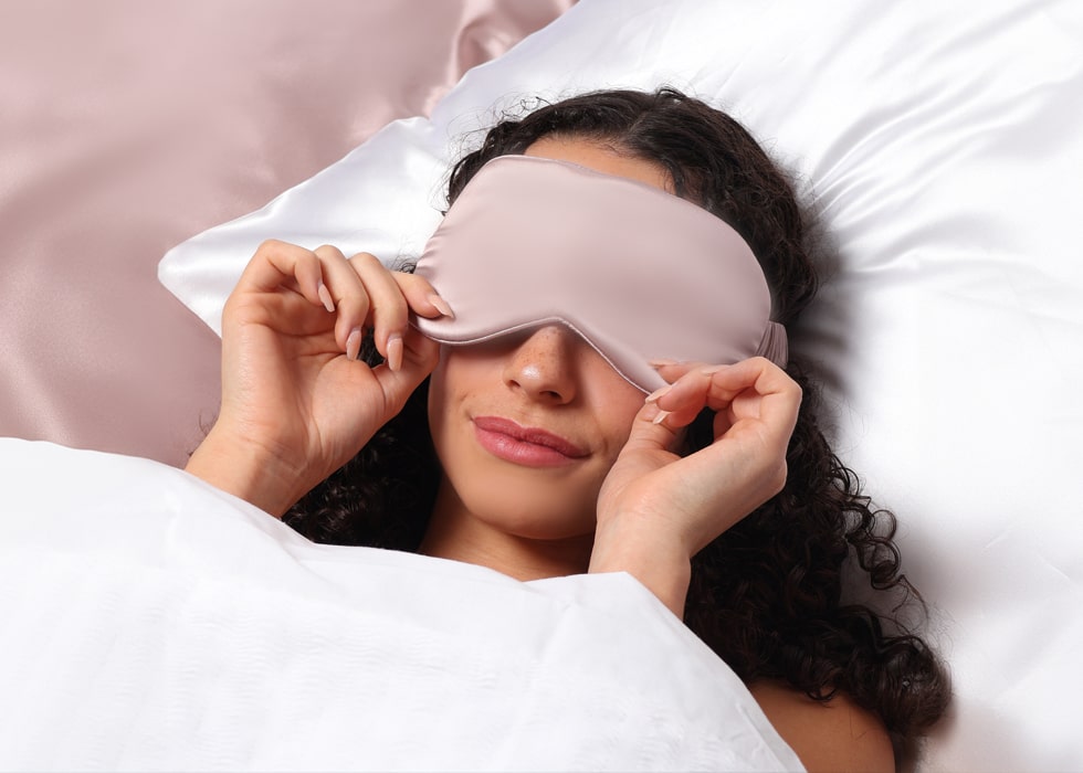 How To Choose The Perfect Silk Pillowcase Blog Banner - Lady Sleeping on Silk Pillowcase
